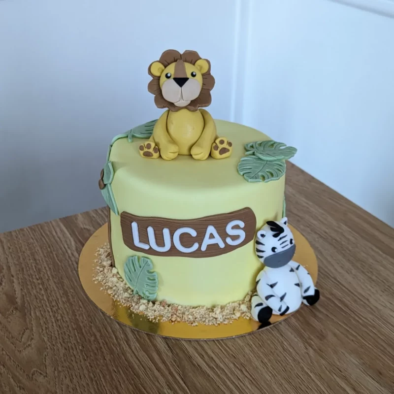 Gâteau décoré en pâte à sucre - Image 4
