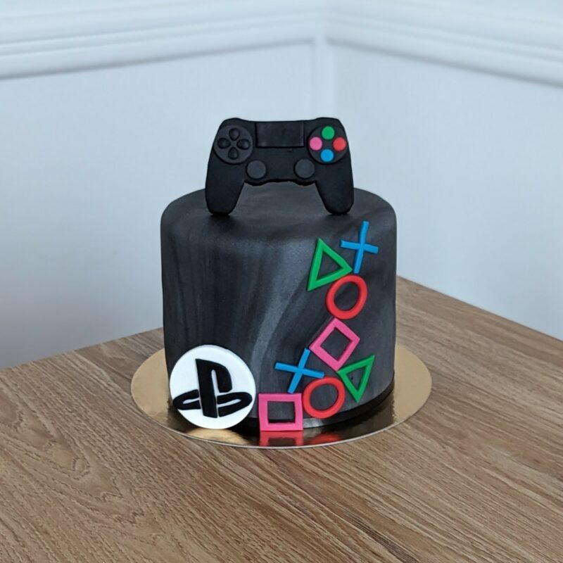 Gâteau décoré en pâte à sucre - Image 10
